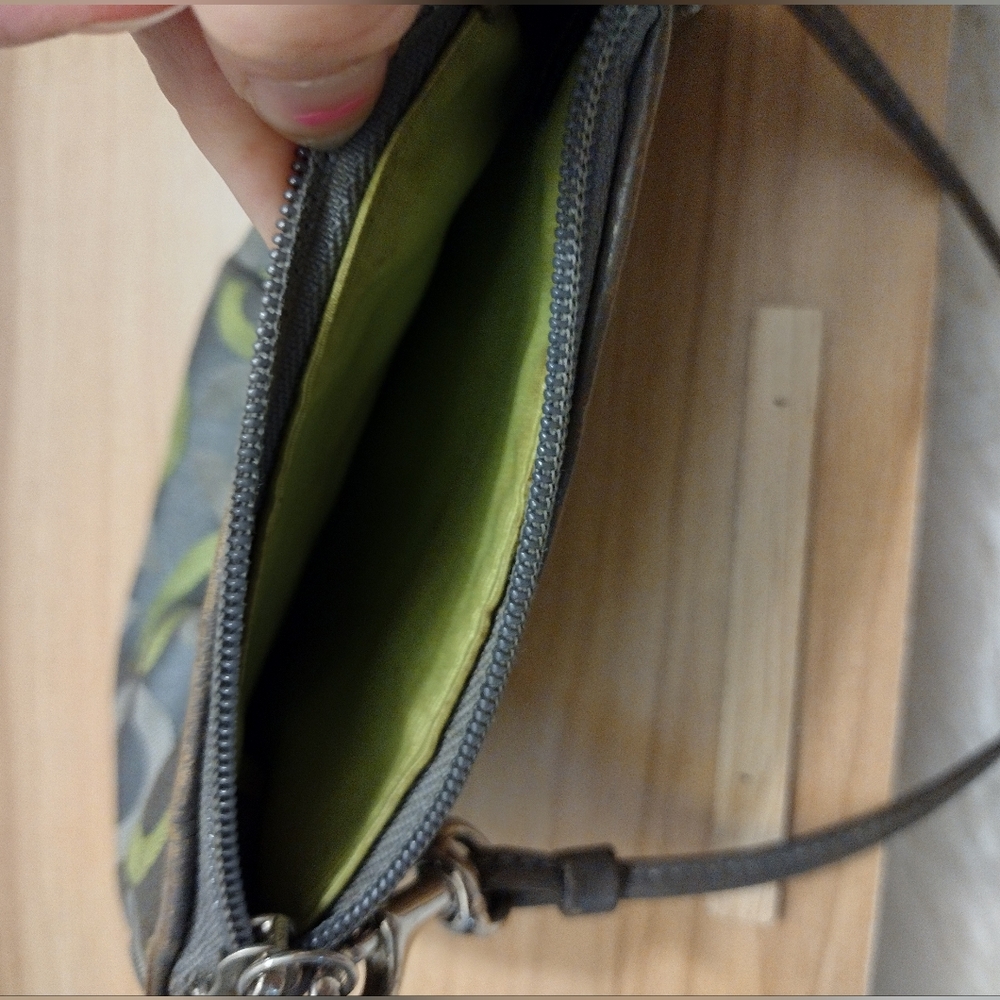 COACH MADISON GRAPHITE GREEN OP ARTSIGNATURE SATEEN WRISTLET - Picture 9 of 10
